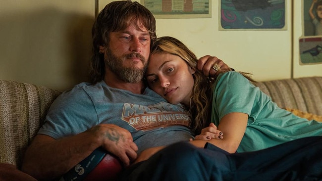 Boy Swallows Universe S1. (L to R) Travis Fimmel as Lyle Orlik, Phoebe Tonkin as Frances Bell in Boy Swallows Universe S1. Cr. Courtesy of Netflix © 2023