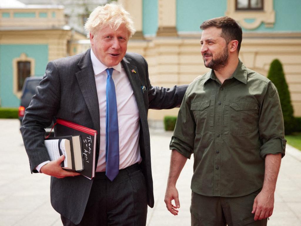 This handout picture taken and released by Ukrainian Presidential Press-Service on June 17, 2022, shows Ukrainian President Volodymyr Zelensky (R) welcoming Britain's Prime Minister Boris Johnson, before talks in the Ukrainian capital Kyiv. - Johnson made his second visit to Kyiv in just over two months, offering Kyiv a military training programme as Ukrainian President hailed Britain's "resolute" support. (Photo by Ukrainian presidential press-service / AFP) / RESTRICTED TO EDITORIAL USE - MANDATORY CREDIT "AFP PHOTO / Ukrainian Presidential Press-Service" - NO MARKETING NO ADVERTISING CAMPAIGNS - DISTRIBUTED AS A SERVICE TO CLIENTS