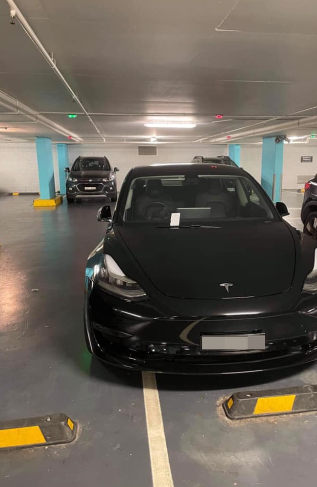 An angry shopper at Bondi Beach Woolworths left the driver of this $100,000 Tesla a note after parking across two bays. Picture: Facebook/BondiLocalLoop