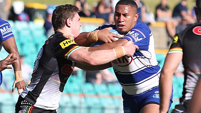 Bulldogs forward Francis Tualau runs the ball in his side’s loss to the Panthers.