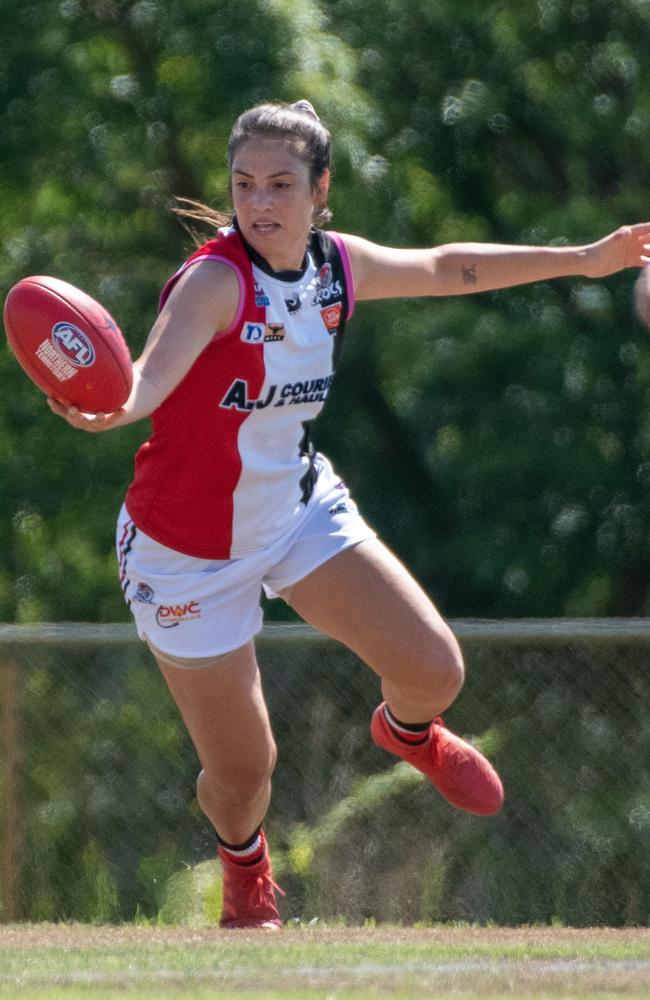 Lateesha Jeffrey with possession for Southern Districts. Picture: Aaron Black AFLNT/Media