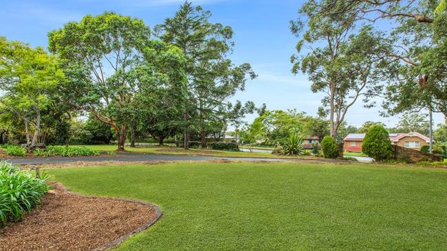 Cherrybrook has been home to a number of Australian celebrities.