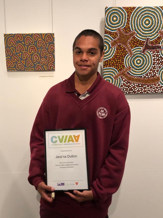 Jara’na Dutton with his award and artwork <i>Waarru–biin jagun</i>, 2021.