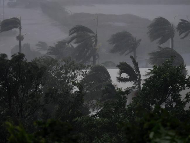 Cyclone Debbie: Bowen, Airlie Beach hit as system makes landfall | news ...