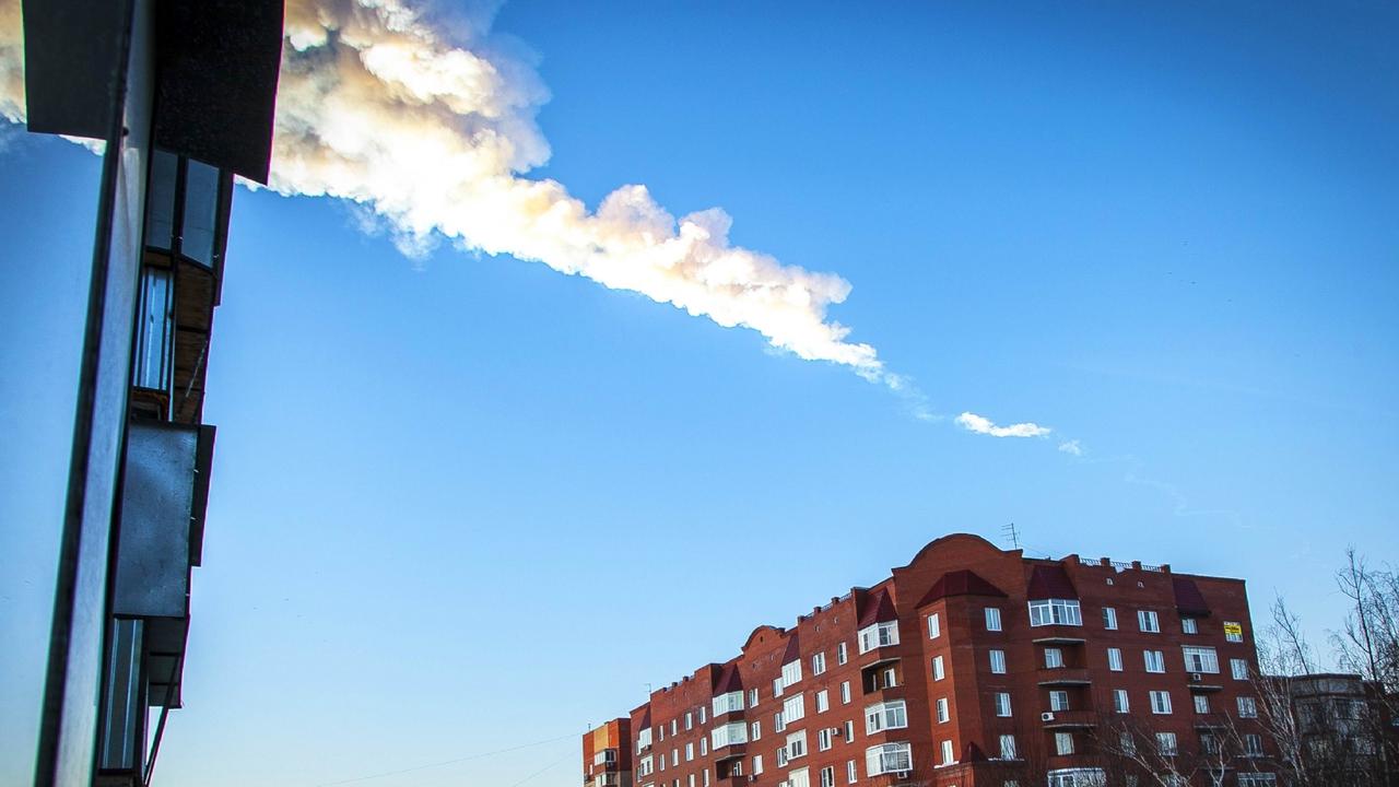 A meteorite trail above a residential apartment block in the Urals city of Chelyabinsk. Picture: Oleg Kargopolov/AFP