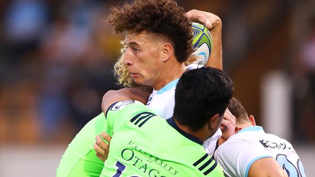 SYDNEY, AUSTRALIA - JANUARY 17: Mark Nawaqanitawase of the Waratahs Â looks to pass as he is tackled during the pre-season Super Rugby match between the Waratahs and the Highlanders at Leichhardt Oval on January 17, 2020 in Sydney, Australia. (Photo by Mark Kolbe/Getty Images)