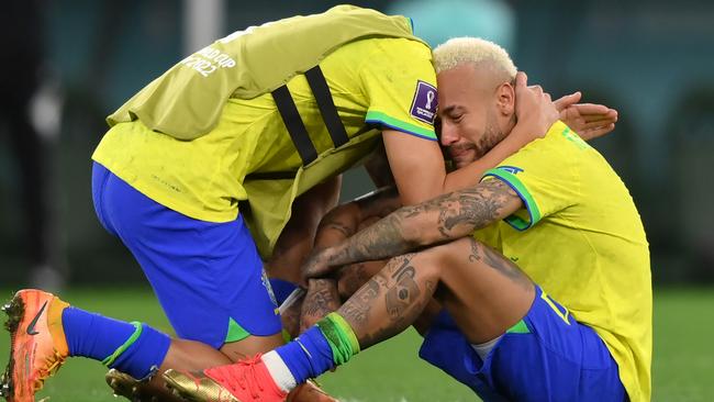 Lucas Paqueta (L) consoles Neymar after their loss to Croatia in the quarter-finals. (Photo by Justin Setterfield/Getty Images)