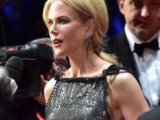 US-Australian actress Nicole Kidman (C) addresses reporters during a photocall ahead of a gala dinner held for the international launch of the 2017 Pirelli calendar, at the Cite du Cinema in Saint-Denis north of Paris, on November 29, 2016. Pirelli unveiled its feminist-friendly 2017 calendar Tuesday with a galaxy of Hollywood stars daring to show their wrinkles and crow's feet to the camera. / AFP PHOTO / CHRISTOPHE ARCHAMBAULT