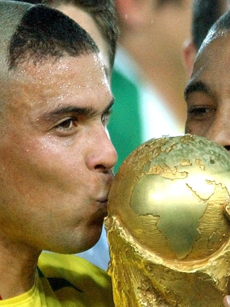 Ronaldo R9 - Ronaldinho vs Maradona - Pele / VS FOOTBALL 