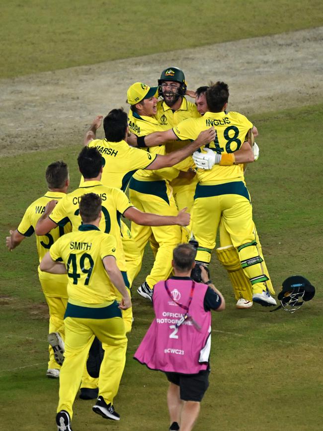 Australia's players celebrate after winning the 2023 ICC Men's Cricket World Cup one-day international (ODI) final match between India and Australia at the Narendra Modi Stadium in Ahmedabad on November 19, 2023. (Photo by Money SHARMA / AFP) / -- IMAGE RESTRICTED TO EDITORIAL USE - STRICTLY NO COMMERCIAL USE --