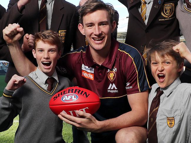 HOLD COURIER MAIL THURSDAY 15TH AUG Brisbane Lion player Harris Andrews with students from Padua College at The Gabba ahead of the clash with Geelong and Brisbane, Brisbane 12th of August 2019.  (AAP Image/Josh Woning)