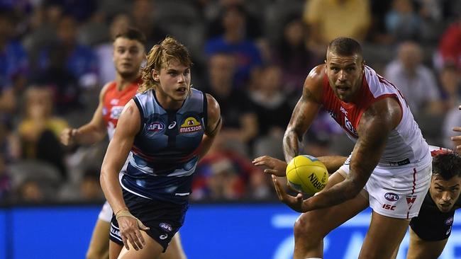 Lance Franklin of the Swans (right) and Bailey Smith of the Bulldogs contest during the Round 1 AFL match between the Western Bulldogs and the Sydney Swans at Marvel Stadium in Melbourne, Saturday, March 23, 2019. (AAP Image/Julian Smith) NO ARCHIVING, EDITORIAL USE ONLY