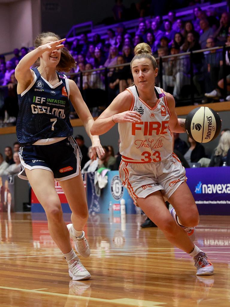 GEELONG, AUSTRALIA - OCTOBER 30: Lauren Mansfield of the Townsville Fire drives past Sarah Elsworthy of Geelong United  during the round one WNBL match between Geelong United and Townsville Fire at The Geelong Arena, on October 30, 2024, in Geelong, Australia. (Photo by Kelly Defina/Getty Images)