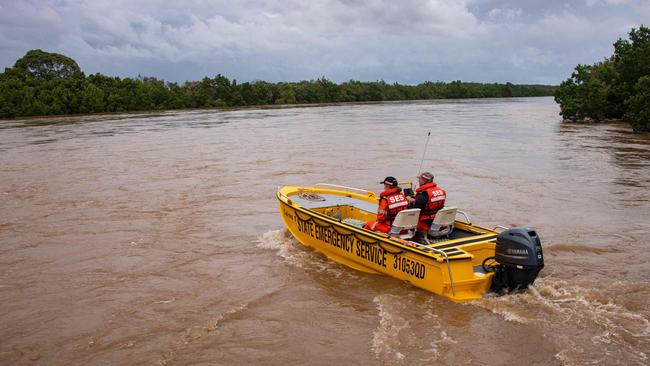 TOPSHOT - Emergency workers set out to evacuate stranded residents in Cairns on December 18, 2023. Flash floods swamped northeastern Australia on December 18, with raging waters severing roads and flushing crocodiles into towns. (Photo by Brian CASSEY / AFP)