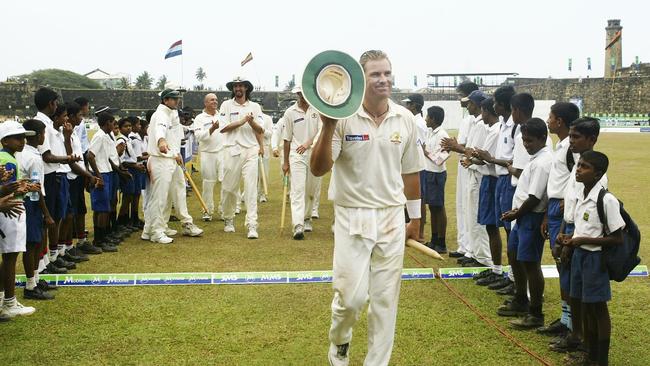 GALLE,SRI LANKA - MARCH 12:  Shane Warne of Australia leaves the field at the end of the match after taking his 500th career wicket during day five of the First Test between Australia and Sri Lanka played at the Galle International Cricket Stadium on March 12, 2004 in Galle, Sri Lanka. (Photo by Hamish Blair/Getty Images)