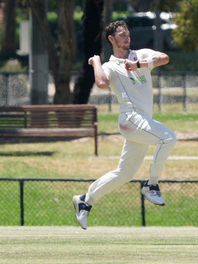 Timothy Mulholland bowling for Bonbeach. Picture: Valeriu Campan