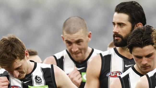 MELBOURNE, AUSTRALIA - AUGUST 08: Magpies players leave the field looking dejected after  the round 21 AFL match between Hawthorn Hawks and Collingwood Magpies at University of Tasmania Stadium on August 08, 2021 in Launceston, Australia. (Photo by Daniel Pockett/Getty Images)