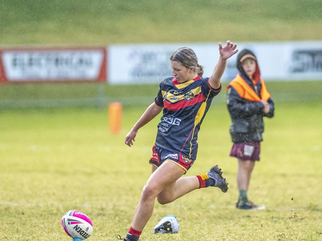 Chloe Pallisier kicks for Clydesdales. Picture: Nev Madsen.