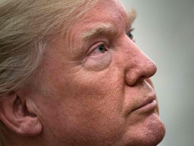 US President Donald Trump waits for a meeting with the UN Secretary General in the Oval Office of the White Housein Washington, DC, on October 20, 2017. / AFP PHOTO / Brendan Smialowski