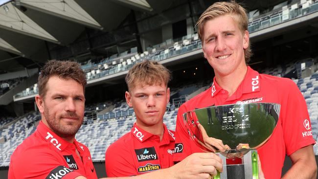 Aaron Finch with Jake Fraser-McGurk and Will Sutherland, who made their ODI debuts together on Sunday. Picture: Alan Barber