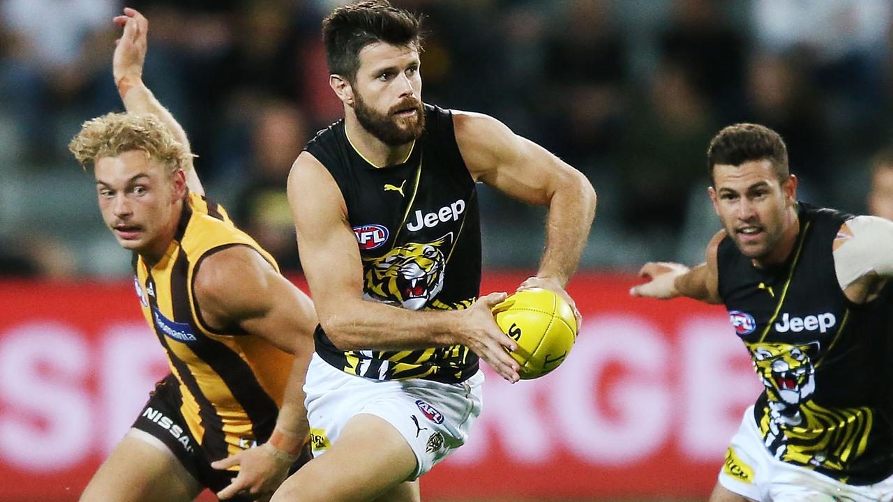 Trent Cotchin runs away from James Worpel.