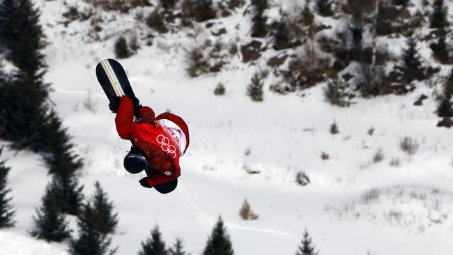 Parrot flies through the air during his run.