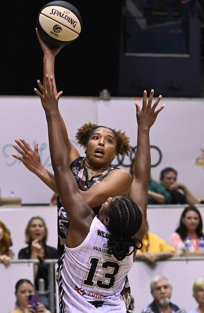 Tianna Hawkins shoots the matchwinning shot against the Sydney Flames. (Photo by Ian Hitchcock/Getty Images)