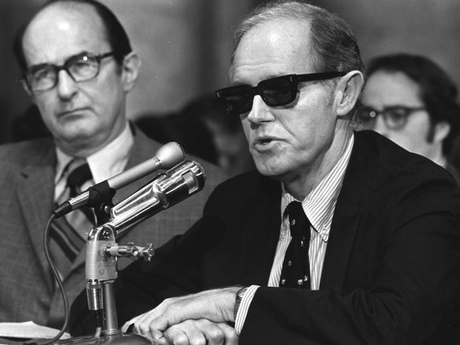 SEPTEMBER 25, 1973 : Convicted Watergate conspiritor Howard Hunt, wearing dark glasses, begins his second day of testimony before the Senate Watergate Committee in this 25/09/73 file photo in Washington DC.