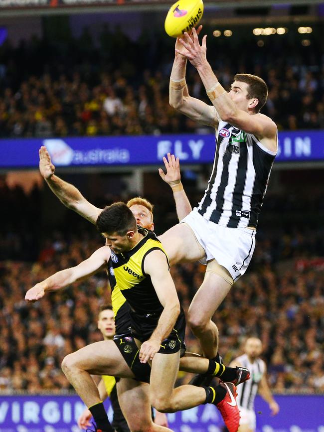 Cox towered over a host of Richmond players. Pic: Getty Images