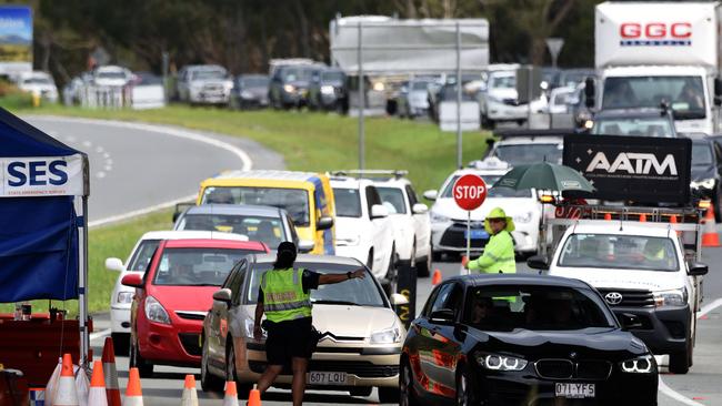 Police check cars at the NSW/Queensland border at Stuart St on the Gold Coast. Picture: NCA NewsWire / Steve Holland