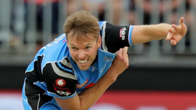 Ben Laughlin of the Strikers bowls during the Big Bash League (BBL) match between the Perth Scorchers and the Adelaide Strikers at Optus Stadium in Perth, Wednesday, December 26, 2018. (AAP Image/Richard Wainwright) NO ARCHIVING, EDITORIAL USE ONLY, IMAGES TO BE USED FOR NEWS REPORTING PURPOSES ONLY, NO COMMERCIAL USE WHATSOEVER, NO USE IN BOOKS WITHOUT PRIOR WRITTEN CONSENT FROM AAP