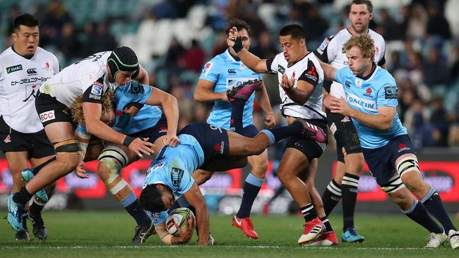 SYDNEY, AUSTRALIA - JULY 07: Kurtley Beale of the Waratahs is tackled during the round 18 Super Rugby match between the Waratahs and the Sunwolves at Allianz Stadium on July 7, 2018 in Sydney, Australia. (Photo by Jason McCawley/Getty Images for SUNWOLVES)