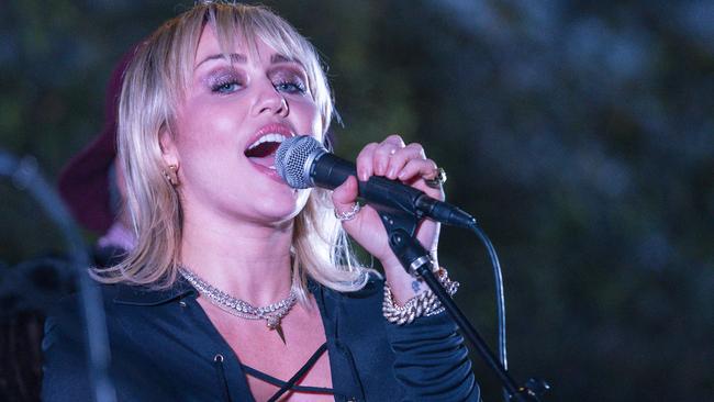 Miley Cyrus will headline a bushfire relief concert in Melbourne in March.