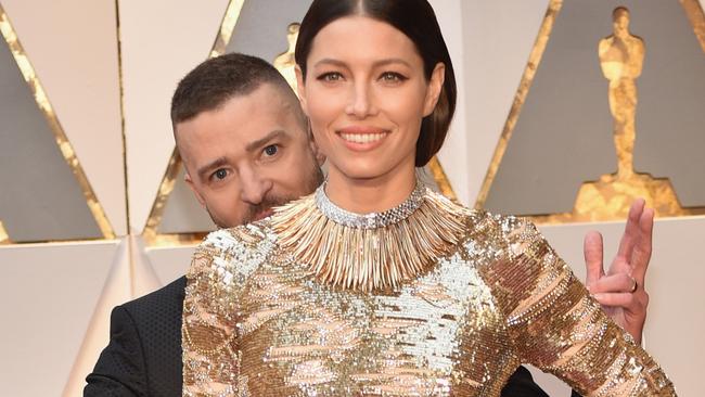 HOLLYWOOD, CA - FEBRUARY 26: (L-R) Singer Justin Timberlake and actor Jessica Biel attend the 89th Annual Academy Awards at Hollywood & Highland Center on February 26, 2017 in Hollywood, California. (Photo by Kevin Mazur/Getty Images)