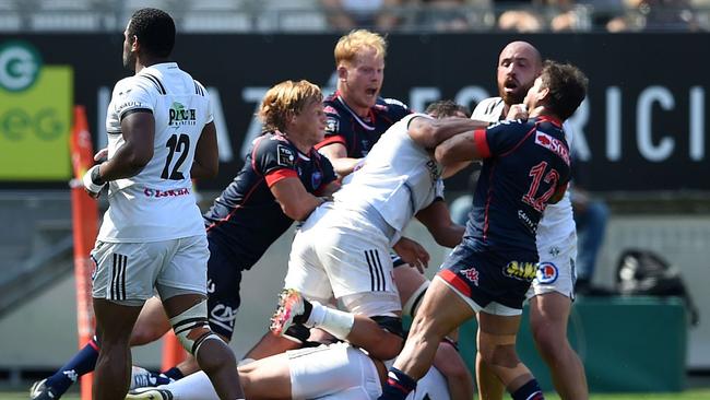 Peter Kimlin (centre) tries to intervene in the fight between Grenoble and Brive players.