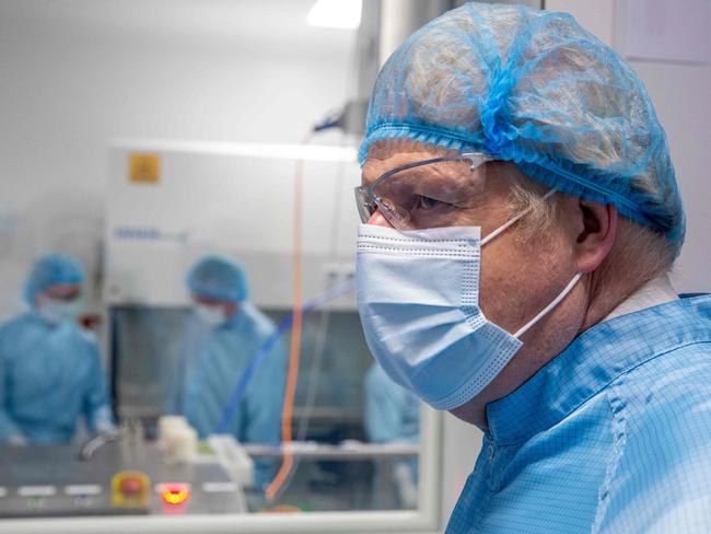 Britain's Prime Minister Boris Johnson visits Oxford BioMedica where the Oxford/Astrazeneca Covid-19 vaccine is being manufactured in Oxford on January 18, 2021. (Photo by Heathcliff O'Malley / POOL / AFP)