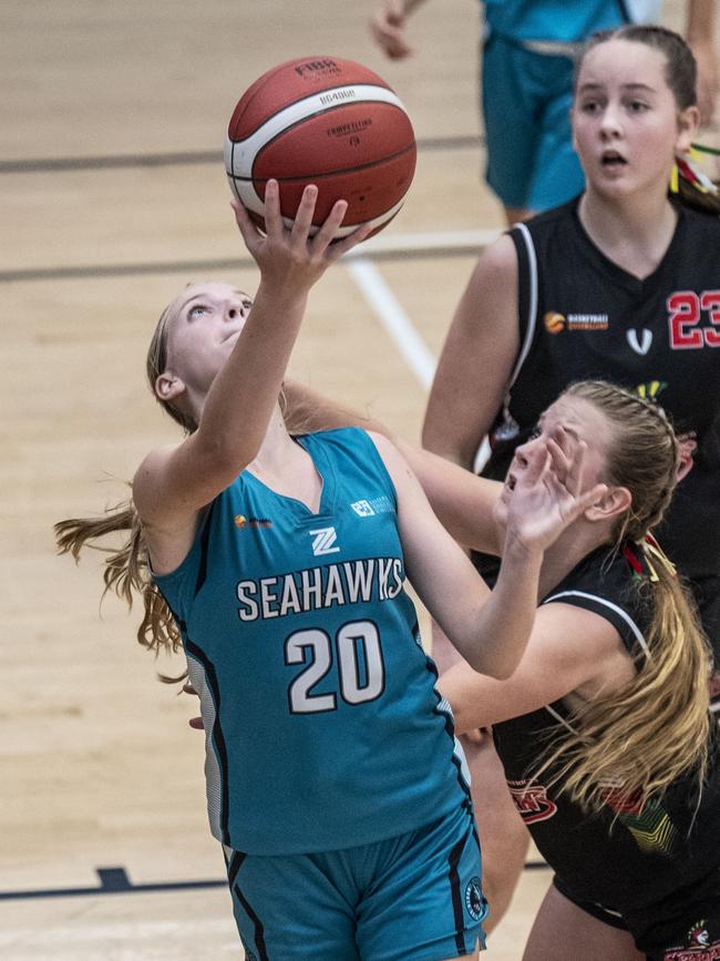 Sunny Lappin for Seahawks. Div 2 Gold Medal Match North Gold Coast Seahawks Teal vs Southern Districts Titans. Under 16 Girls State Basketball Championships. Friday, April 15, 2022. Picture: Nev Madsen.