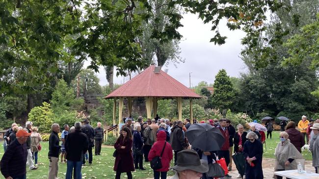 Residents of the Southern Highlands met in Leighton Gardens to rally against the appointment of a council general manager.