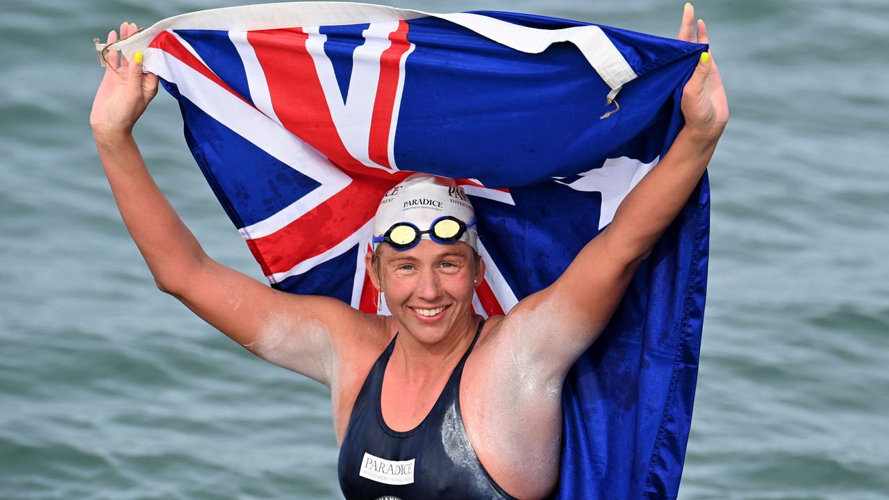 Swim с английского на русский. Пловец марафонец. Swimmers the English channel. Австралийская записи пборененов. Swimming the channel..