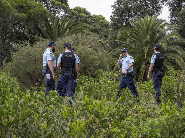 SYDNEY, AUSTRALIA - NewsWirePhotos - Monday, 9 December 2024:Police pictured on Foreshore Rd at Botany. A major police investigation is underway after a body was found dumped and wrapped in plastic in bushland near Sydney Airport.Picture: NewsWire/ Monique Harmer