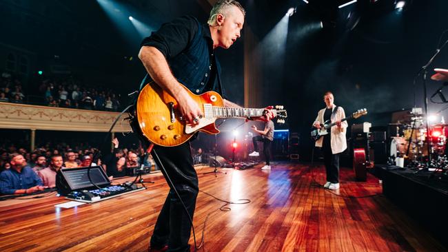 Tight as a fist – Jason Isbell and the 400 Unit with Anna Butterss in the background. Picture: John Weichman