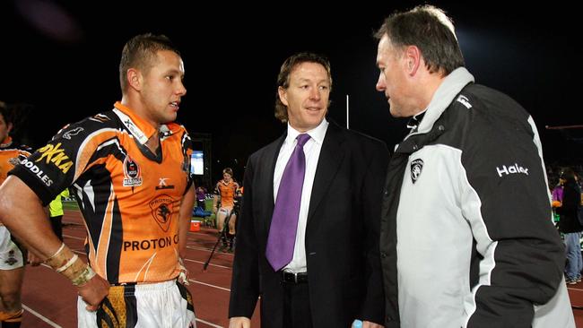 Craig Bellamy chats with Tigers halfback Luke Brooks and coach Tim Sheens. Picture: Colleen Petch