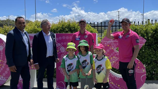 Coffs Coast junior cricketers at C.ex Coffs International Stadium with (left) Member for Coffs Harbour Gurmesh Singh, City of Coffs Harbour Mayor Cr Paul Amos, Josh Philippe (Sydney Sixers) and Steve O’Keefe (Sydney Sixers). Picture: Matt Gazy