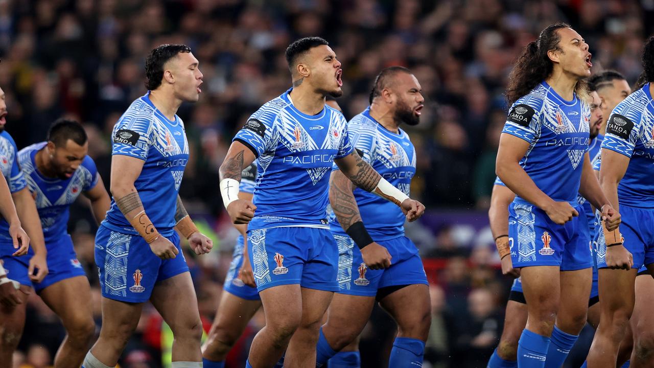 MANCHESTER, ENGLAND - NOVEMBER 19: Players of Samoa perform the Siva Tau prior to the Rugby League World Cup Final match between Australia and Samoa at Old Trafford on November 19, 2022 in Manchester, England. (Photo by Naomi Baker/Getty Images)