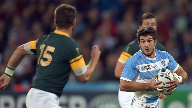 South Africa's full-back Willie le Roux runs toward Argentina's scrum half Tomas Cubelli.