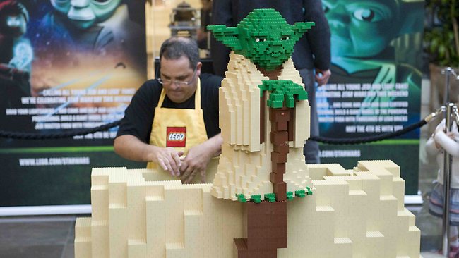 Hold op Gå glip af søvn LEGO professional Ryan McNaught builds giant Yoda statue | news.com.au —  Australia's leading news site