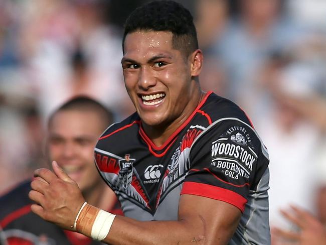 GOSFORD, NEW SOUTH WALES - APRIL 03: Roger Tuivasa Sheck of the Warriors about to score a try during golden point extra time during the round five NRL match between the Sydney Roosters and the New Zealand Warriors at Central Coast Stadium on April 3, 2016 in Gosford, Australia. (Photo by Tony Feder/Getty Images)