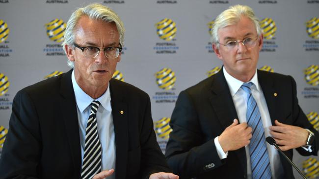 Steven Lowy (R) and David Gallop (L). / AFP PHOTO / PETER PARKS —