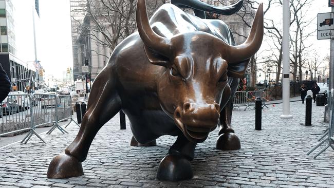 NEW YORK, NEW YORK - JANUARY 11: A man walks by the Wall Street Bull by the New York Stock Exchange (NYSE) on January 11, 2022 in New York City. After yesterdays sell off, the Dow was down only slightly in morning trading.   Spencer Platt/Getty Images/AFP == FOR NEWSPAPERS, INTERNET, TELCOS & TELEVISION USE ONLY ==