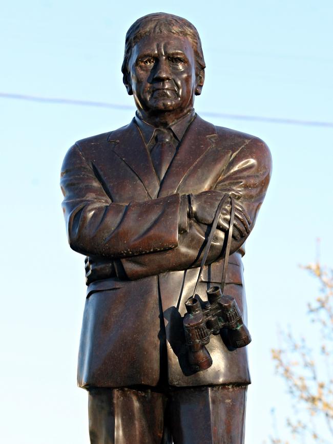 Ray Warren’s statue in Junee.